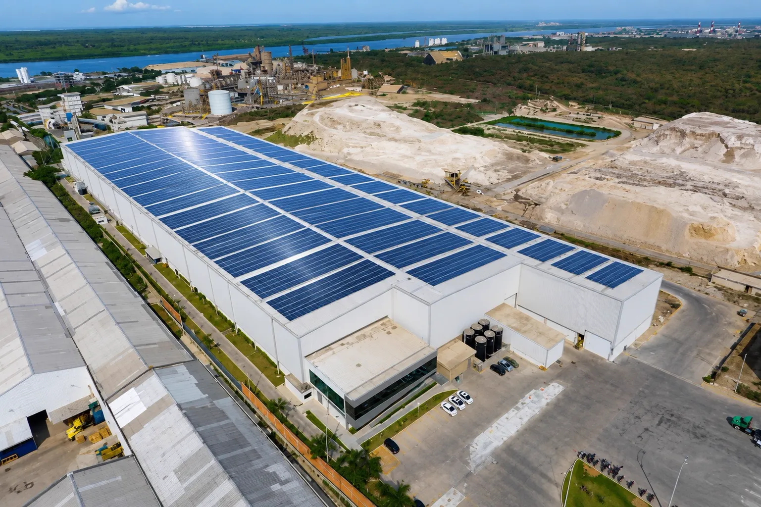 Cubierta industrial de Tecnoglass con más de 17.000 módulos fotovoltaicos